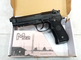 Airsoft pistol M92 gas blowback CO2 - black, full auto, 1,6J - SCRATCHED [KWC]