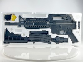 Airsoft M4 S-System + hangtompító + zseblámpa + piros pont - ABS - NEM FUNKCIÓS [Well]